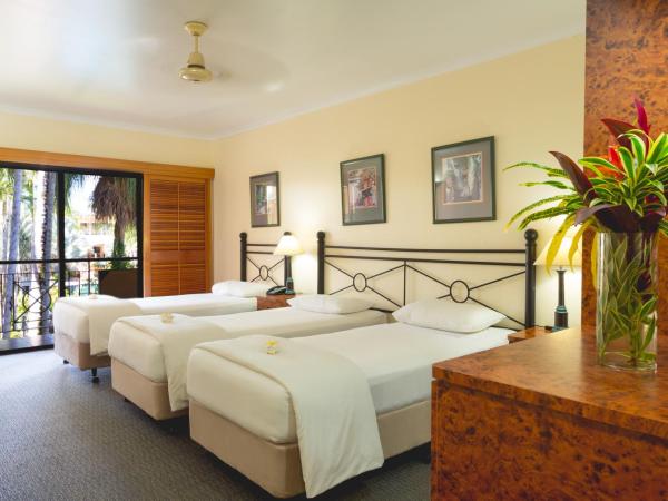Palm Royale Cairns : photo 3 de la chambre chambre triple - vue sur la piscine
