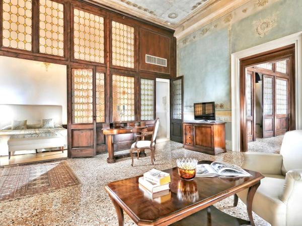 Hotel Palazzo Vitturi : photo 1 de la chambre suite avec balcon