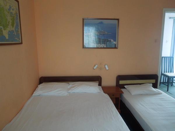 Miramare Hotel : photo 4 de la chambre chambre triple avec salle de bains commune