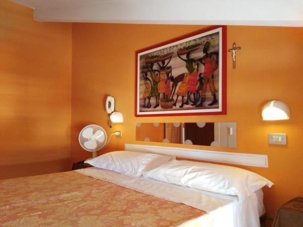 Hotel Simon : photo 1 de la chambre chambre double ou lits jumeaux avec salle de bains privative externe