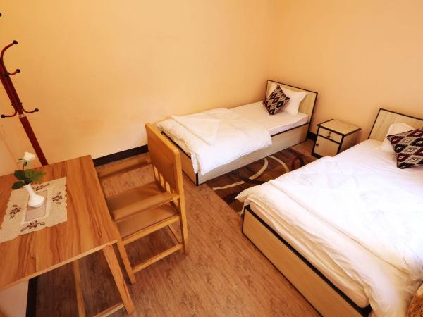 Aarya Chaitya Inn : photo 4 de la chambre chambre lits jumeaux Économique avec salle de bains commune