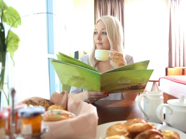 Ramada by Wyndham Downtown Dubai : photo 8 de la chambre studio lit king-size premium - vue sur burj khalifa/fontaine - non-fumeurs - transfert gratuit vers kite beach, dubai mall et station de métro