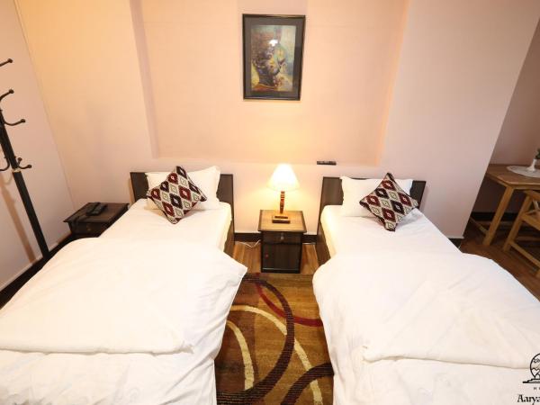 Aarya Chaitya Inn : photo 3 de la chambre chambre lits jumeaux standard avec vue sur jardin
