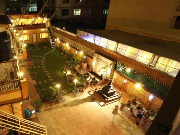 Aarya Chaitya Inn : photo 4 de la chambre chambre lits jumeaux standard avec vue sur jardin