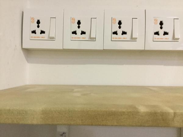 Resort Hostel In City : photo 9 de la chambre lit simple dans dortoir pour hommes avec salle de bains commune