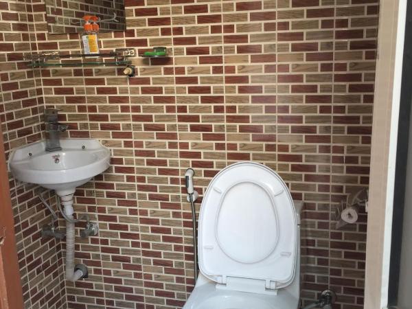 Aarya Chaitya Inn : photo 2 de la chambre chambre lits jumeaux Économique avec salle de bains commune