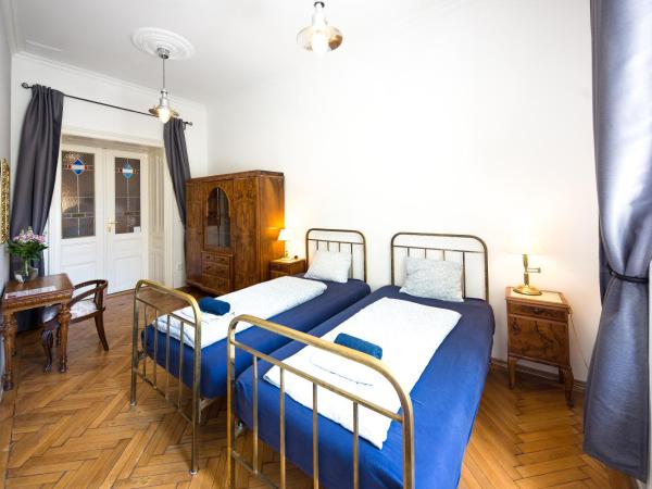 Jacob Brno : photo 2 de la chambre chambre lits jumeaux avec salle de bains commune