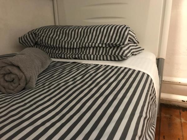 Jailhouse Accommodation : photo 7 de la chambre chambre simple avec salle de bains commune