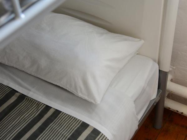 Jailhouse Accommodation : photo 3 de la chambre chambre lits jumeaux avec salle de bains commune