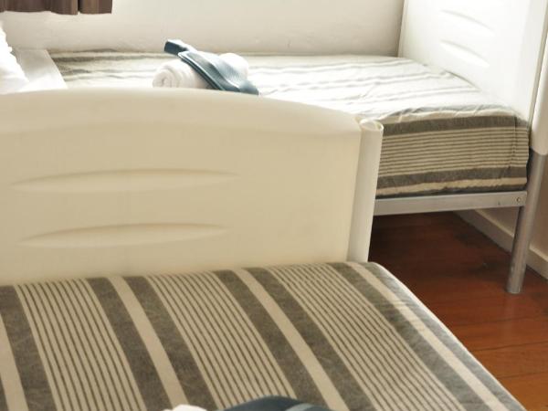 Jailhouse Accommodation : photo 8 de la chambre chambre lits jumeaux standard avec salle de bains commune