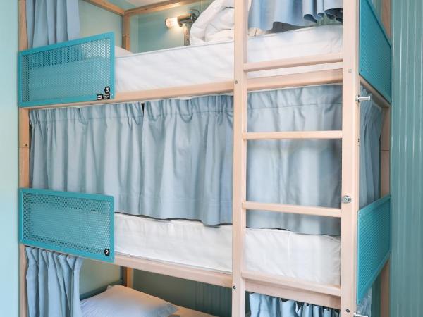 Hostel Ozz Nice : photo 2 de la chambre dortoir de 3 lits avec salle de bains privative
