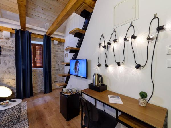 Apartments & Rooms Tiramola - Old Town : photo 2 de la chambre suite lit king-size