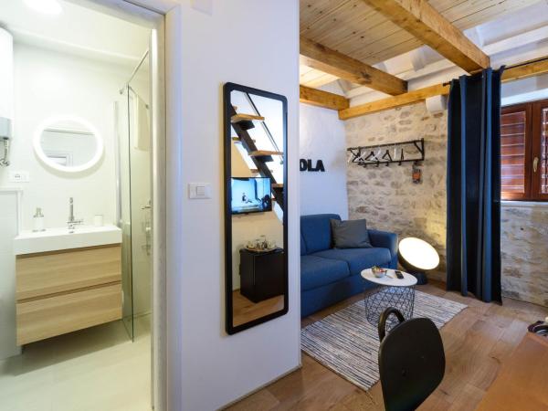 Apartments & Rooms Tiramola - Old Town : photo 8 de la chambre suite lit king-size