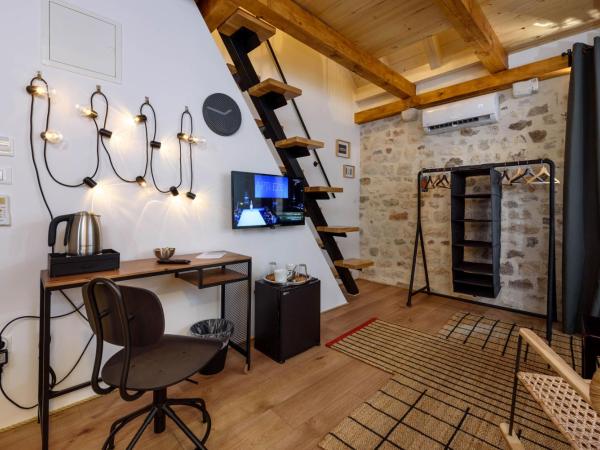 Apartments & Rooms Tiramola - Old Town : photo 8 de la chambre suite deluxe avec lit king-size