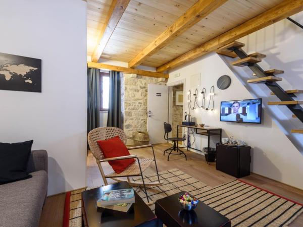 Apartments & Rooms Tiramola - Old Town : photo 2 de la chambre suite deluxe avec lit king-size