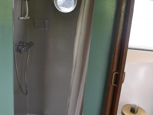 Floating B&B Amsterdam : photo 1 de la chambre bateau avec douche et toilettes séparées