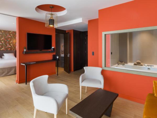 Hotel L'Arbre Voyageur - BW Premier Collection - LILLE : photo 4 de la chambre suite lit king-size avec jacuzzi