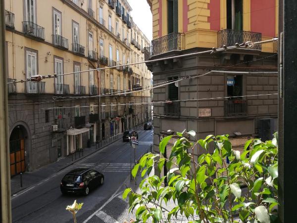 Bed morelli 49 , chiaia : photo 10 de la chambre chambre triple avec salle de bains privative séparée