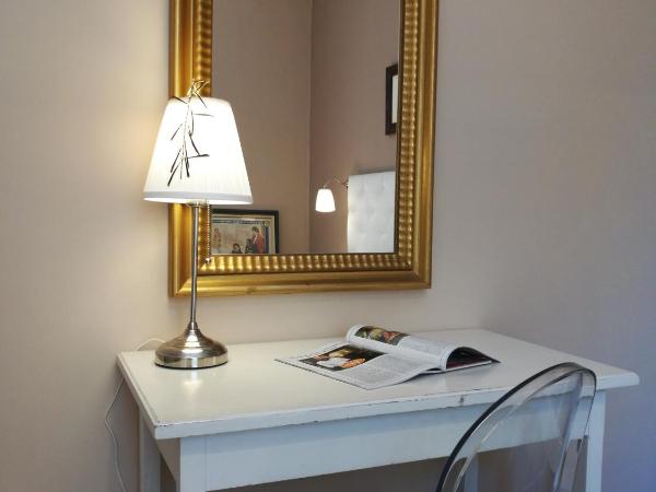 Bed morelli 49 , chiaia : photo 8 de la chambre chambre triple avec salle de bains privative séparée