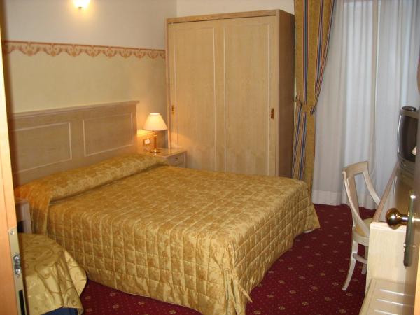 Hotel Byron : photo 4 de la chambre chambre double ou lits jumeaux avec balcon