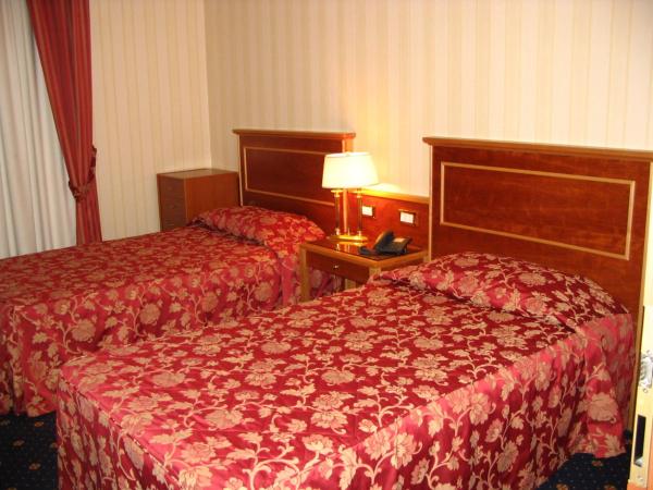 Hotel Byron : photo 2 de la chambre chambre double ou lits jumeaux avec balcon
