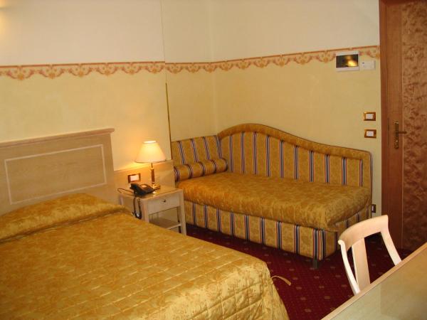 Hotel Byron : photo 10 de la chambre chambre triple - vue sur mer