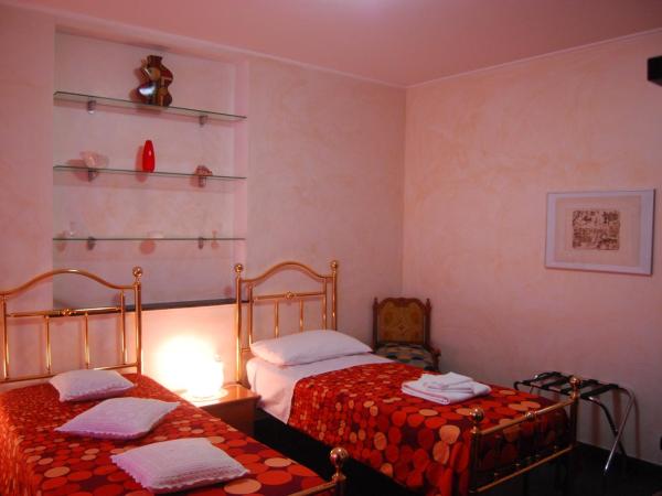 Casa MaMa : photo 6 de la chambre chambre lits jumeaux avec salle de bains commune