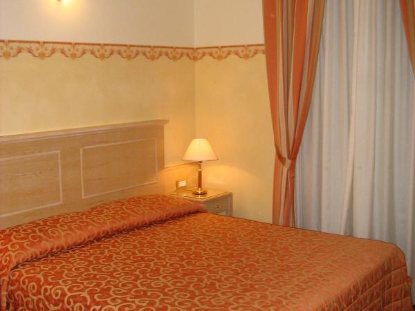 Hotel Byron : photo 3 de la chambre chambre double ou lits jumeaux avec balcon