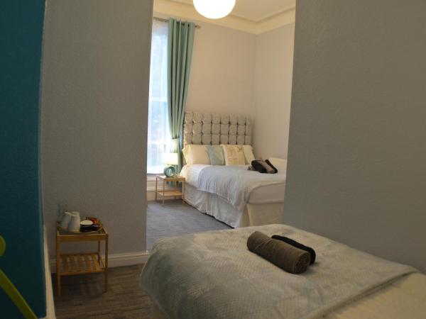 Queens Guesthouse Manchester : photo 4 de la chambre chambre triple avec salle de bains privative