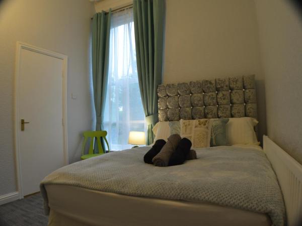 Queens Guesthouse Manchester : photo 8 de la chambre chambre triple avec salle de bains privative