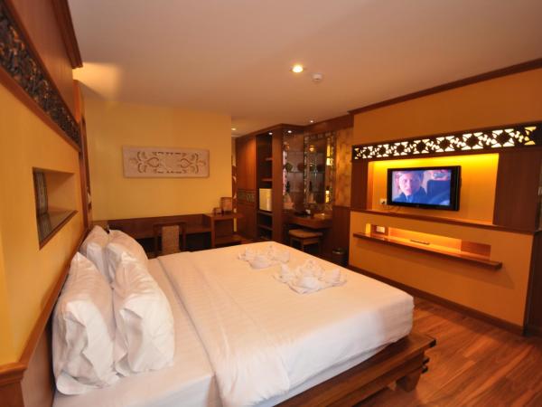 Chalelarn Hotel Hua Hin : photo 4 de la chambre chambre double ou lits jumeaux supérieure avec vue partielle sur la mer