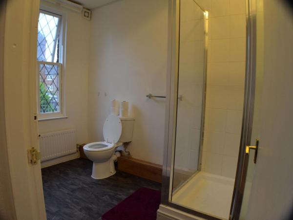 Queens Guesthouse Manchester : photo 7 de la chambre chambre lits jumeaux avec salle de bains privative