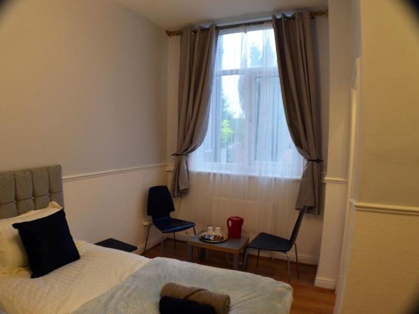 Queens Guesthouse Manchester : photo 8 de la chambre chambre lits jumeaux avec salle de bains privative