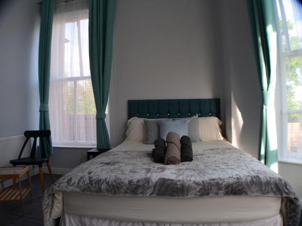 Queens Guesthouse Manchester : photo 5 de la chambre chambre triple avec salle de bains privative