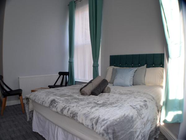Queens Guesthouse Manchester : photo 6 de la chambre chambre triple avec salle de bains privative