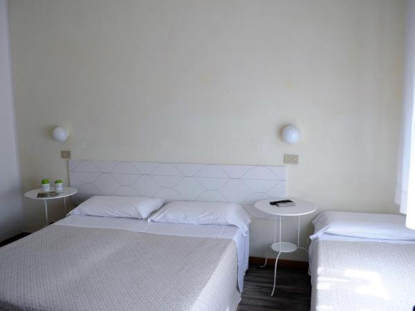 Hotel Cecile : photo 8 de la chambre chambre triple