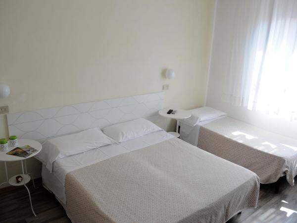 Hotel Cecile : photo 7 de la chambre chambre triple