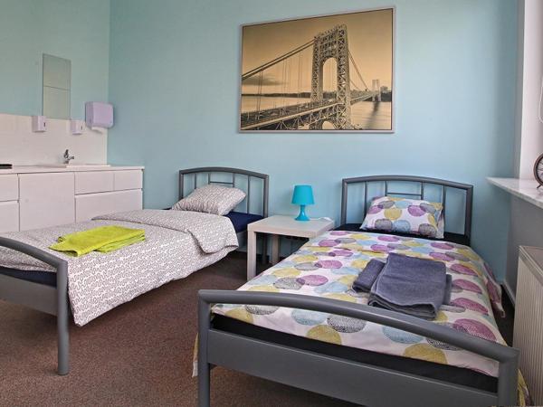 HELLO Gdynia Hostel : photo 3 de la chambre chambre lits jumeaux avec salle de bains commune