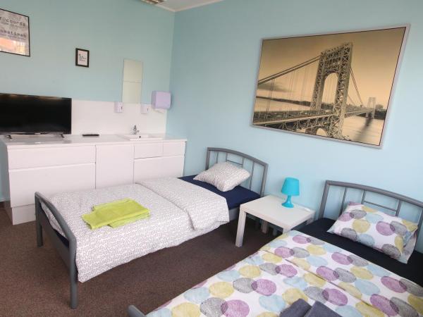 HELLO Gdynia Hostel : photo 1 de la chambre chambre lits jumeaux avec salle de bains commune