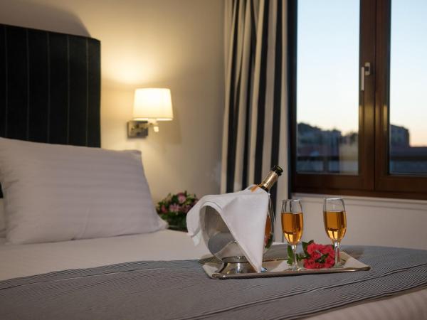 Porto Veneziano Hotel : photo 3 de la chambre  suite avec salle de bains ouverte - vue sur mer