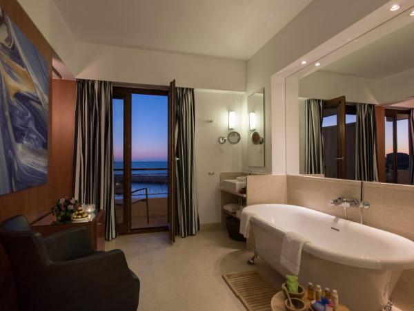 Porto Veneziano Hotel : photo 4 de la chambre  suite avec salle de bains ouverte - vue sur mer