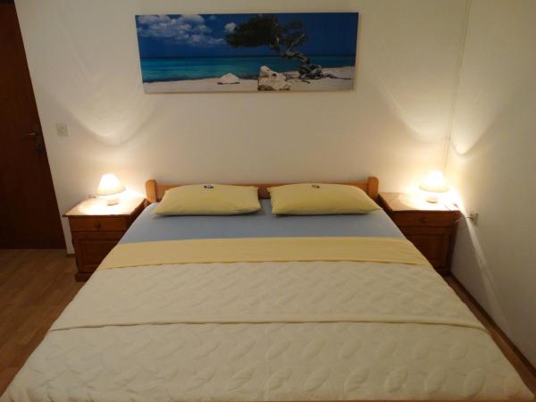 Pansion Belveder : photo 1 de la chambre chambre double avec balcon donnant sur la mer

