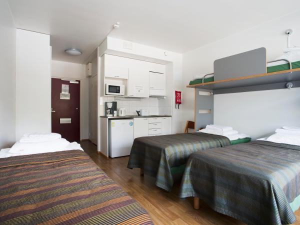 Hostel Linnasmäki : photo 3 de la chambre chambre familiale