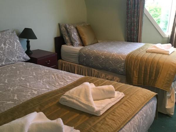 Airdenair Guest House : photo 1 de la chambre chambre triple avec salle de bains privative