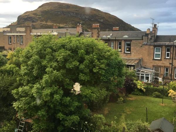 Airdenair Guest House : photo 2 de la chambre chambre triple avec salle de bains privative