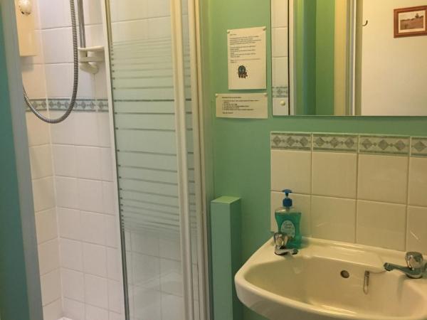 Airdenair Guest House : photo 8 de la chambre chambre triple avec salle de bains privative