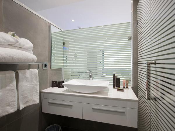 Le Spinaker : photo 8 de la chambre chambre lit king-size - vue sur piscine