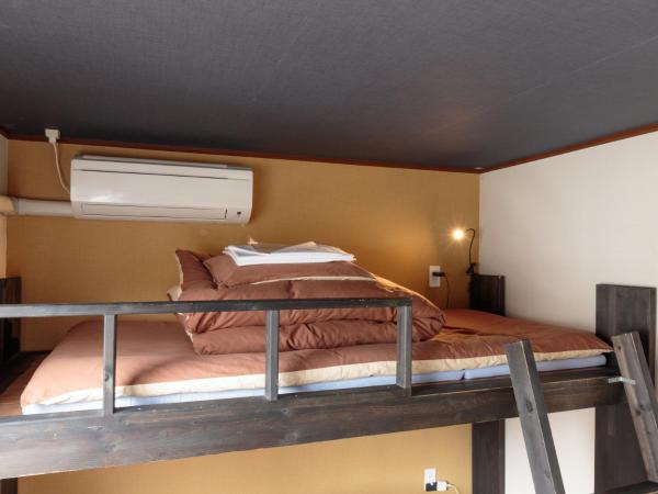 Fukuoka Hana Hostel : photo 4 de la chambre chambre lits jumeaux avec mezzanine et salle de bains privative