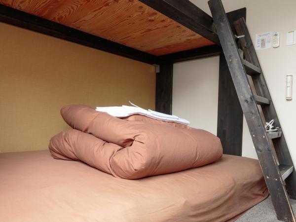 Fukuoka Hana Hostel : photo 3 de la chambre chambre lits jumeaux avec mezzanine et salle de bains privative