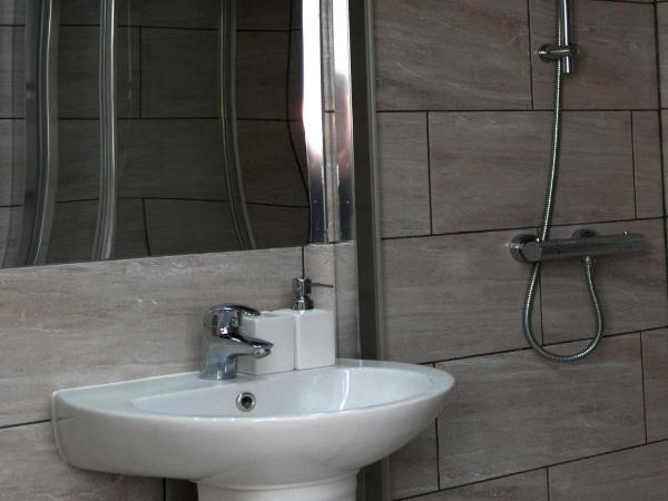 Guest House London : photo 3 de la chambre chambre double avec salle de bains privative